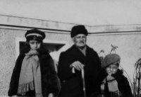 Георги Бегажев с внучките си Дария и Евгения